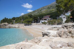 Una spiaggia nelle vicinanze