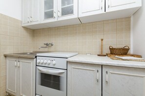 Appartamento (A2) | Cucina privata | Frigorifero, microonde, forno, piano cottura