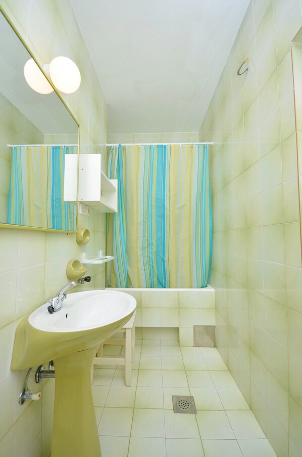 Bathroom | Bathtub
