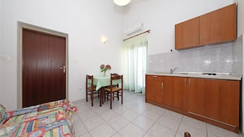 Apartment (A3) | Private kitchen | Fridge, stovetop, coffee/tea maker, electric kettle