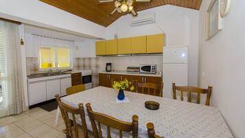 Private kitchen | Fridge, stovetop, coffee/tea maker