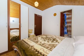 1 bedroom, bed sheets