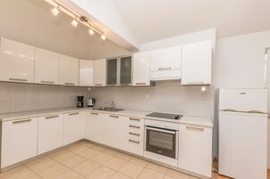 Apartamento (A3) | Cocina privada | Frigorífico, horno, placa de cocina y lavavajillas