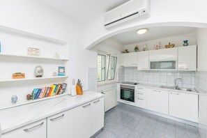 Apartment (A1) | Private kitchen | Fridge, oven, stovetop, dishwasher - Apartments Rosanda (Pirovac)