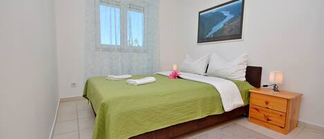 Iron/ironing board, free WiFi, bed sheets