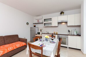 Cocina privada | Refrigerador, parrilla de estufa y cafetera de espresso