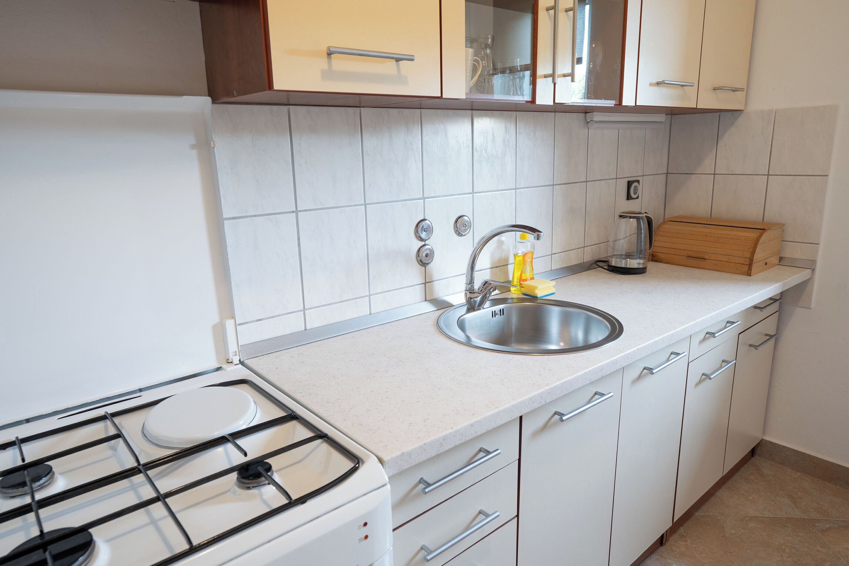 Apartemen (A3) | Dapur pribadi | Lemari es, kompor, ketel listrik, dan peralatan masak/sendok-piring