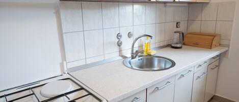Apartemen (A3) | Dapur pribadi | Lemari es, kompor, ketel listrik, dan peralatan masak/sendok-piring