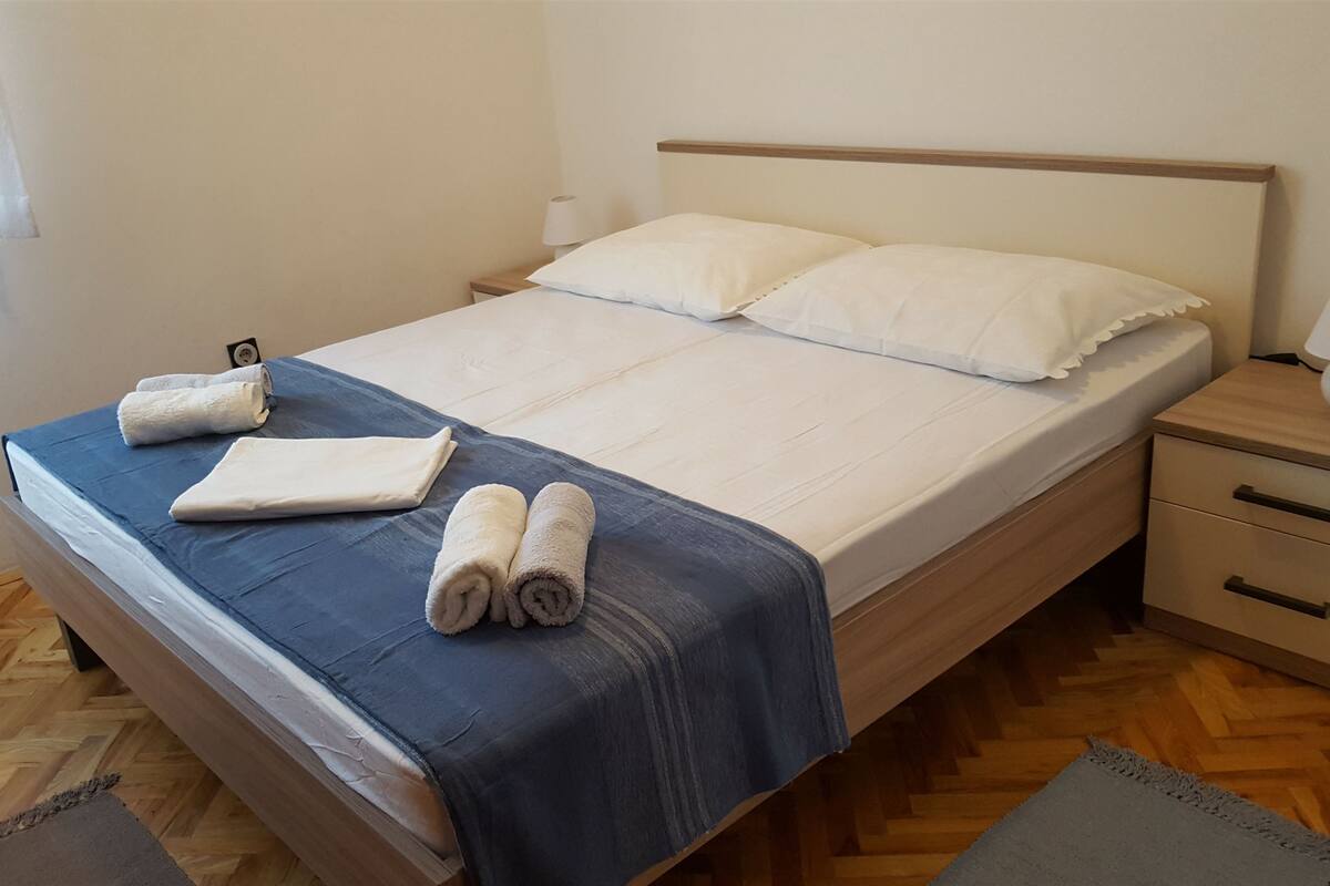 WiFi (free), bed sheets