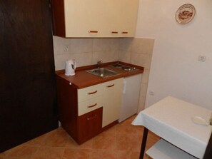 Fridge, stovetop, electric kettle, cookware/dishes/utensils