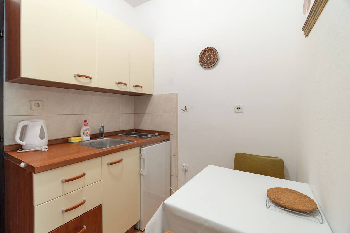 Refrigerador, placa de cocina, tetera/pava eléctrica