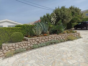 Free self parking - Apartments Ivo (Pag)
