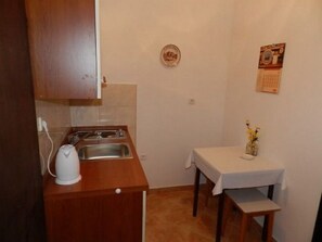 Fridge, stovetop, electric kettle, cookware/dishes/utensils