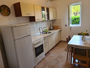 Apartment (A3) | Eigene Küche | Kühlschrank, Herdplatte