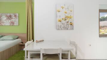 Studio (A1) | Dining