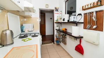 Eget kjøkken | Kjøleskap, mikrobølgeovn og kokeplater