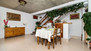 Eget kjøkken | Kjøleskap, mikrobølgeovn og kokeplater