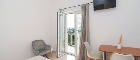 Studio (A1) | Dining