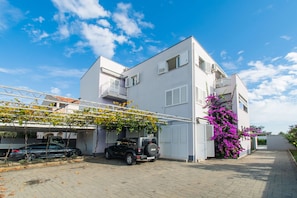 Free self-parking - Apartment Danijela (Bibinje)
