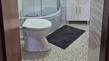 Studio (A1) | Kamar mandi | Pengering rambut, sabun, dan sampo