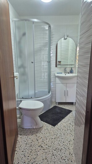 Studio (A1) | Bathroom | Hair dryer, soap, shampoo