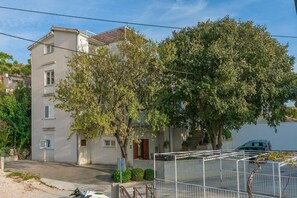 Situated in a quiet neighborhood, this building offers a balcony and a peaceful atmosphere.
