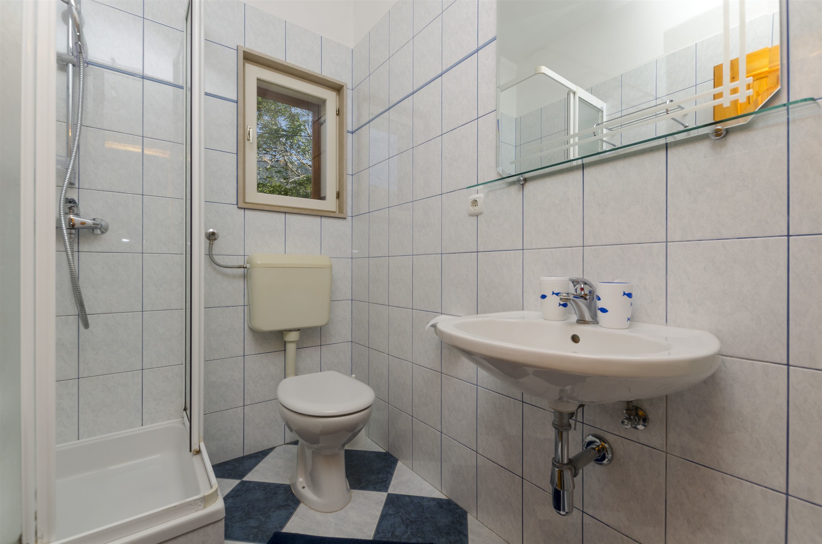 Un baño con ducha, inodoro y lavamanos.