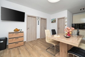 Appartement (A1) | Privékeuken | Een koelkast, een magnetron, een oven, een kookplaat