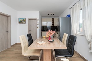 Appartement (A1) | Privékeuken | Een koelkast, een magnetron, een oven, een kookplaat
