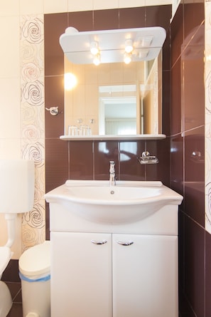 Bathroom | Towels - Apartments and Rooms Nada (Novalja)