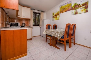 Apartment (A2) | Eigene Küche | Kühlschrank, Mikrowelle, Ofen, Herdplatte