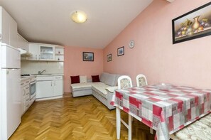 Appartement (A1) | Cuisine privée | Réfrigérateur, four à micro-ondes, un four, surface de cuisson