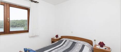 Soundproofing, free WiFi, bed sheets