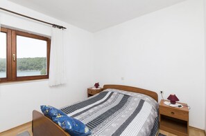 Soundproofing, free WiFi, bed sheets
