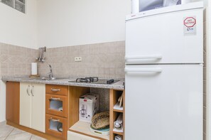 Private kitchen | Fridge, microwave, stovetop, coffee/tea maker