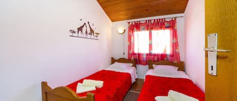 Iron/ironing board, free WiFi, bed sheets