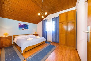 Iron/ironing board, free WiFi, bed sheets