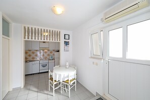 Studio (A1) | Private kitchen | Fridge, oven, stovetop, electric kettle - Apartments Danica (Tisno)