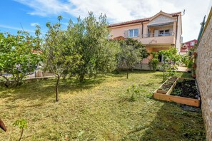 Property grounds - Apartments Ema (Rogoznica)
