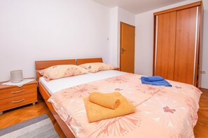 Ein Schlafzimmer mit Bett, Nachttisch und Kleiderschrank.