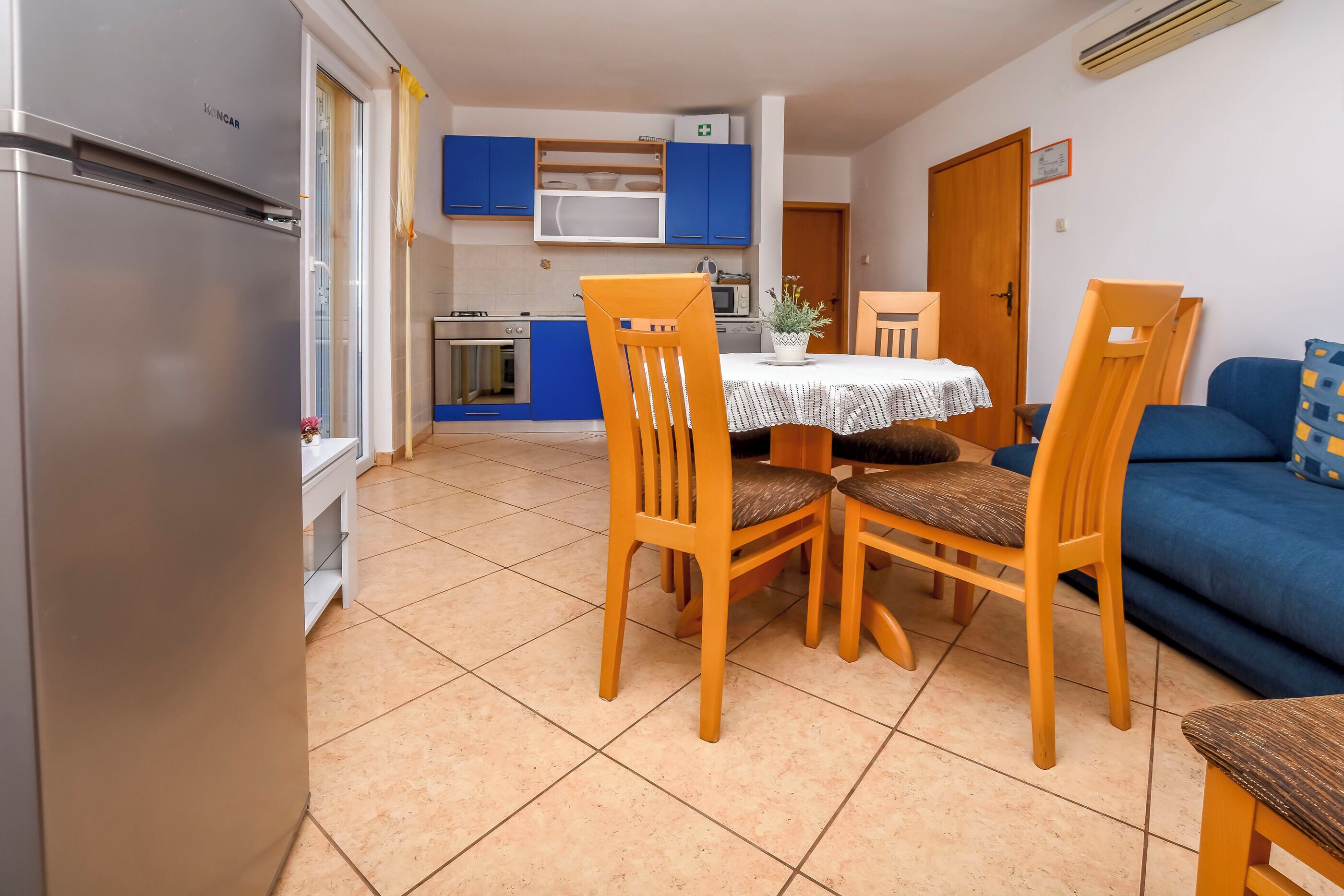 Apartment (A1) | Private kitchen | Fridge, microwave, oven, stovetop