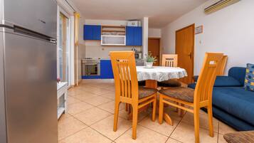 Apartment (A1) | Private kitchen | Fridge, microwave, oven, stovetop