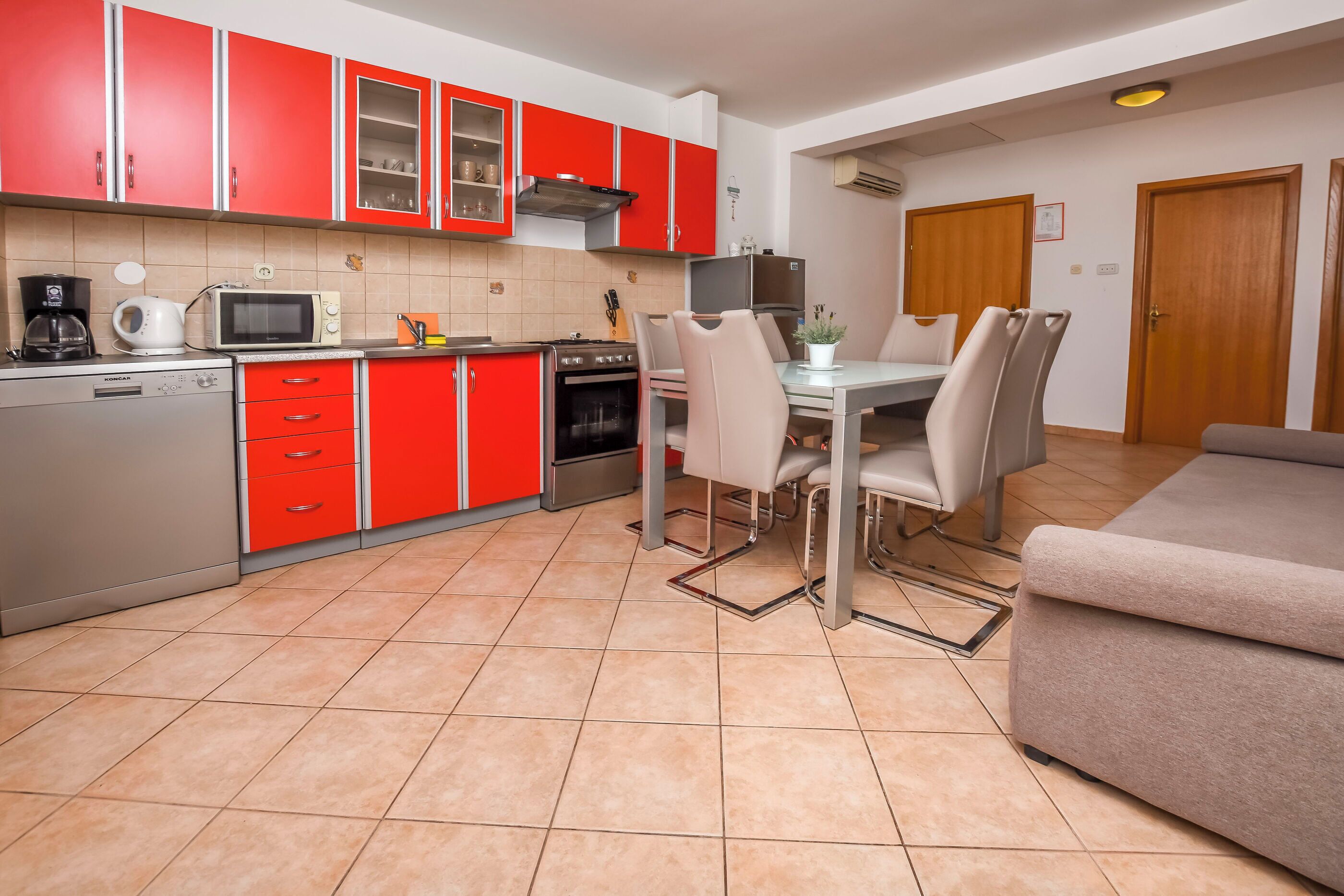 Appartement (A2) | Cuisine privée | Réfrigérateur, micro-ondes, four, plaque de cuisson