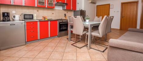 Apartment (A2) | Eigene Küche | Kühlschrank, Mikrowelle, Ofen, Herdplatte