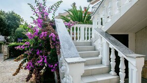Una escalera con barandillas blancas que lleva a la entrada de un edificio.