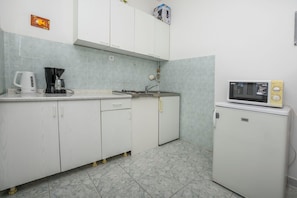 Apartemen (A3) | Dapur pribadi | Lemari es, kompor, ketel listrik, dan peralatan masak/sendok-piring