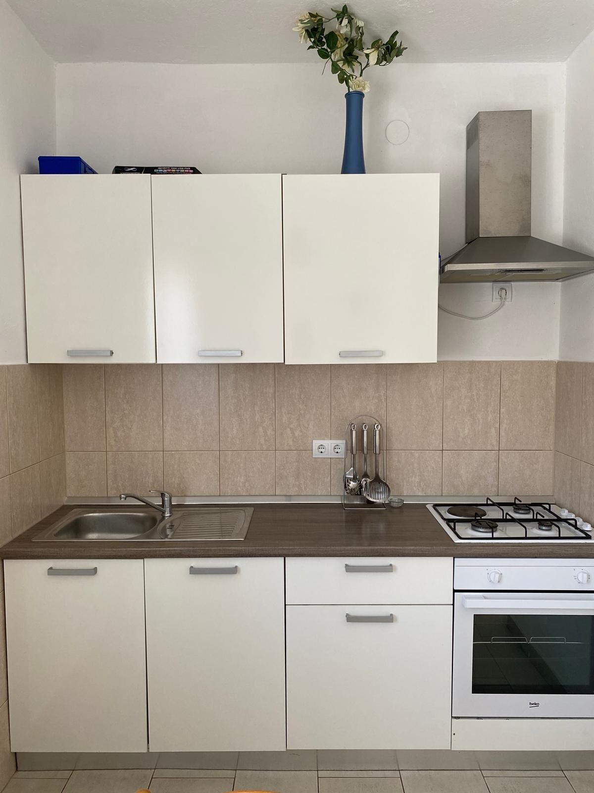 Departamento (A2) | Cocina privada | Refrigerador, parrilla de estufa y tetera eléctrica 