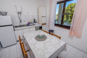 Huoneisto (A1) | Yksityinen keittiö | Jääkaappi, uuni, liesi, espressokone