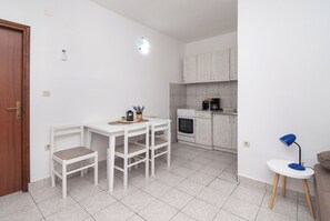Apartment (A3) | Dining - Apartments Ivica (Primosten)
