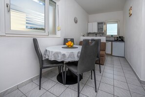 Departamento (A4) | Cocina privada | Refrigerador, parrilla de estufa y cafetera de espresso 